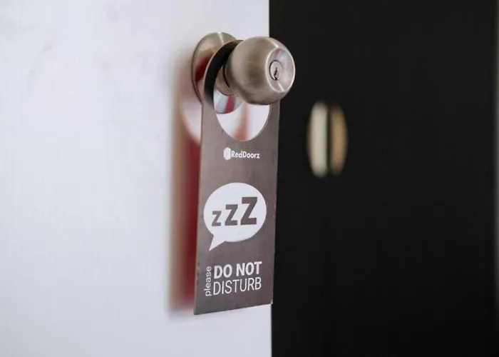 Reddoorz Near Mango Avenue Hotel